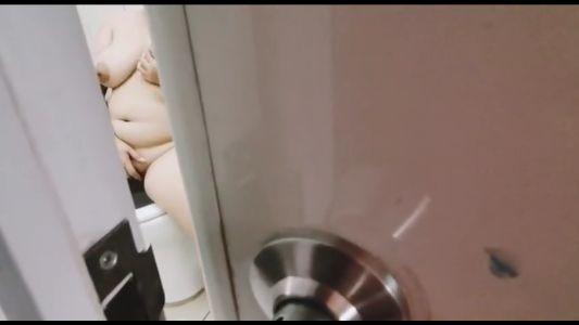 Brondong Ketahuan Ngintip Tante Rhini Langsung Dia