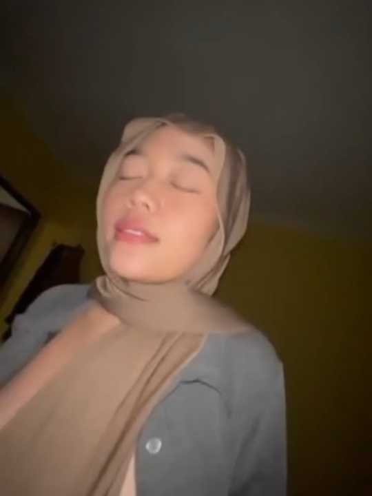 Dedek Hijab Suka Banget Goyang Di Atas