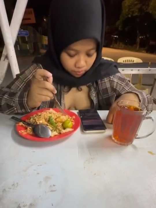Lagi Makan Malah Pamer Tete Ya Sange lah