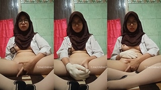 ABG Esemah Yuva BDSM Seragam Sekolah Colok Memek Masih Sempit