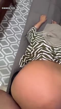 Genjot ibu Jilbab Bokong Gede di Sofa Bikin Candu