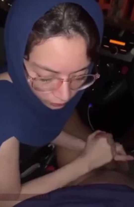 Dedek Hijab Keburu Sange Jadi Mainnya Di Mobil