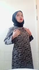 EPORNER.COM – [P8VGA8lh8bz] Nurma hijab cantik hajar memek pakai terong (480).mp4