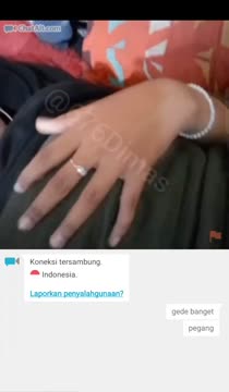 Ome TV hijab hitam toge